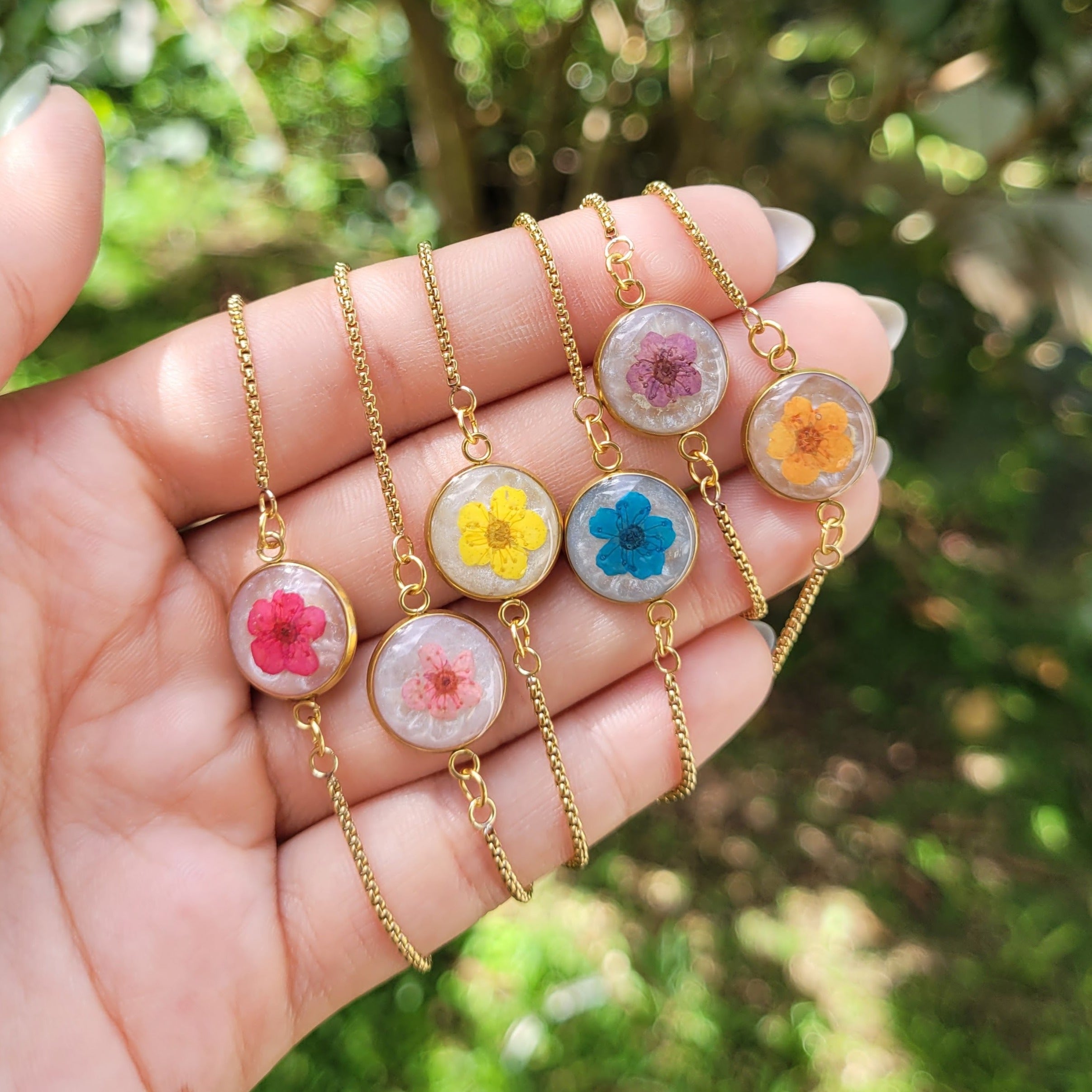 Flower bracelet (gold) – Chestnut Lark Resin Jewelry