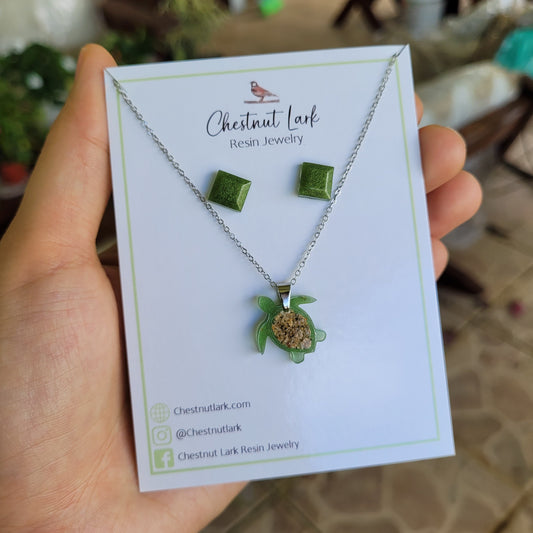 Turtle necklace with studs